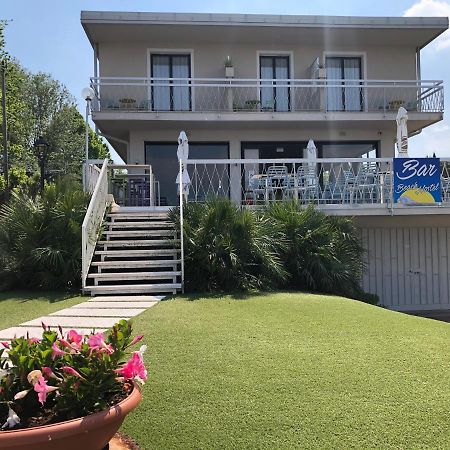 Lake Garda Beach Hostel Паденге-суль-Гарда Экстерьер фото