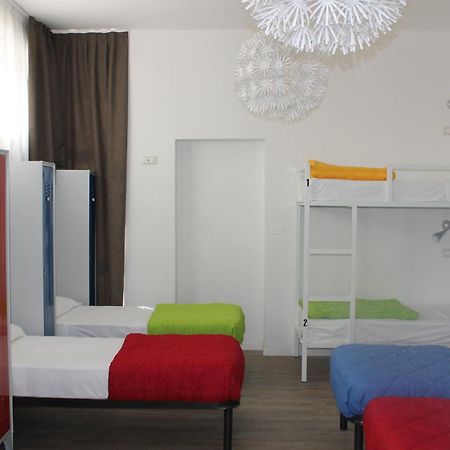 Lake Garda Beach Hostel Паденге-суль-Гарда Экстерьер фото