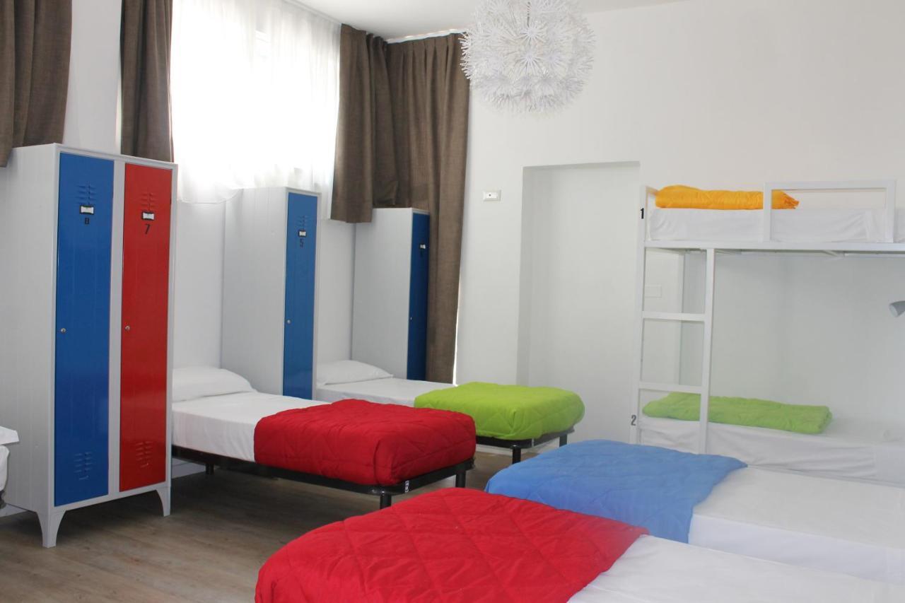 Lake Garda Beach Hostel Паденге-суль-Гарда Экстерьер фото