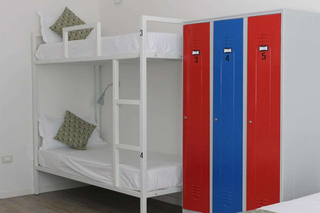 Lake Garda Beach Hostel Паденге-суль-Гарда Экстерьер фото