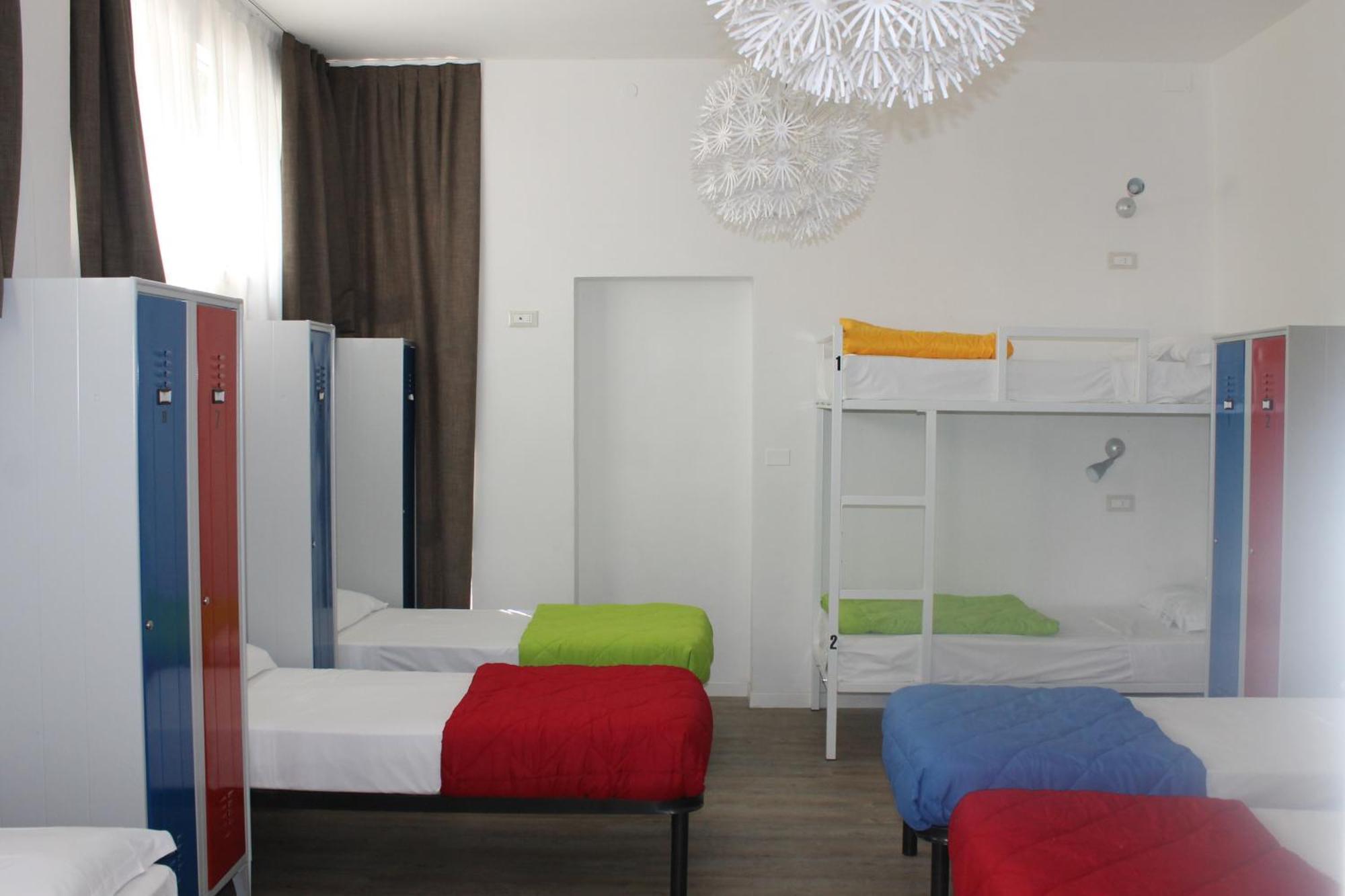 Lake Garda Beach Hostel Паденге-суль-Гарда Экстерьер фото