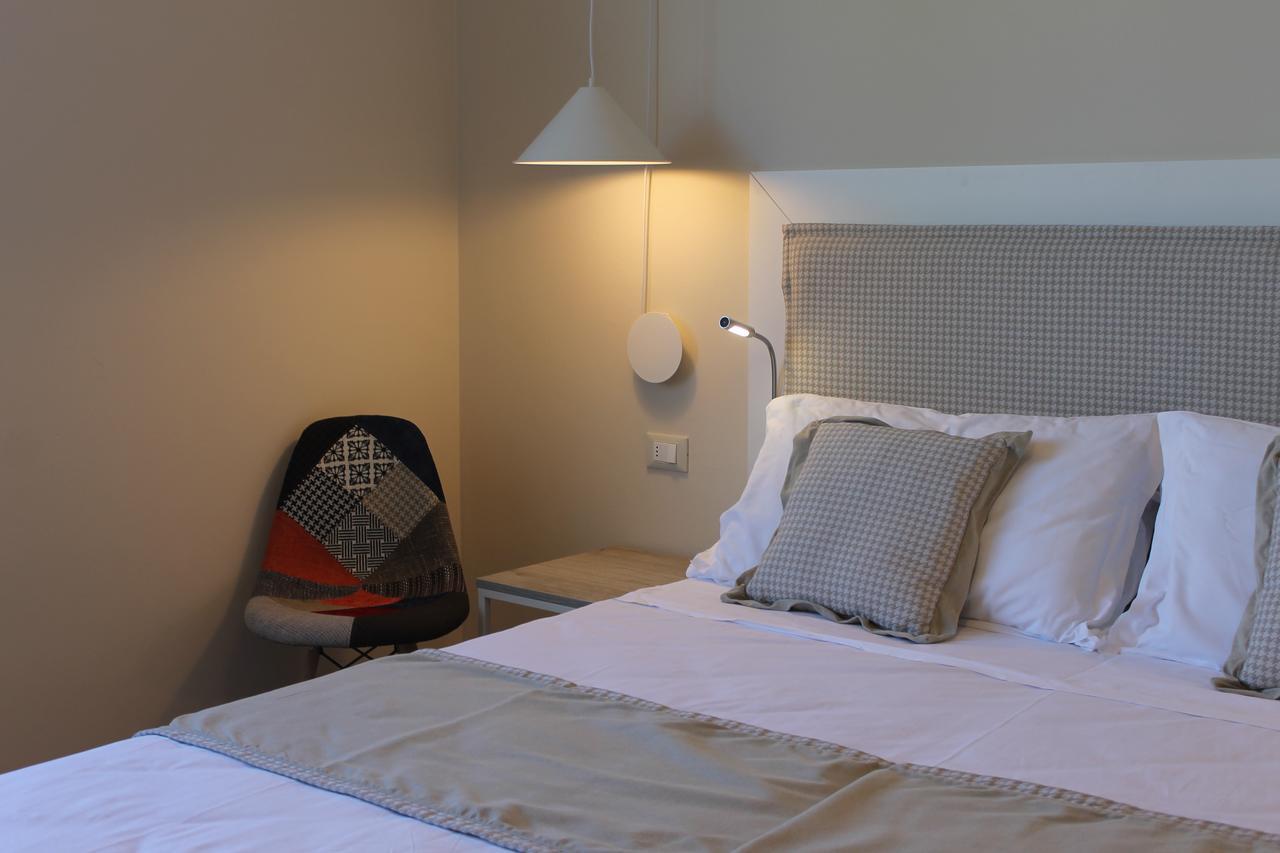 Lake Garda Beach Hostel Паденге-суль-Гарда Экстерьер фото