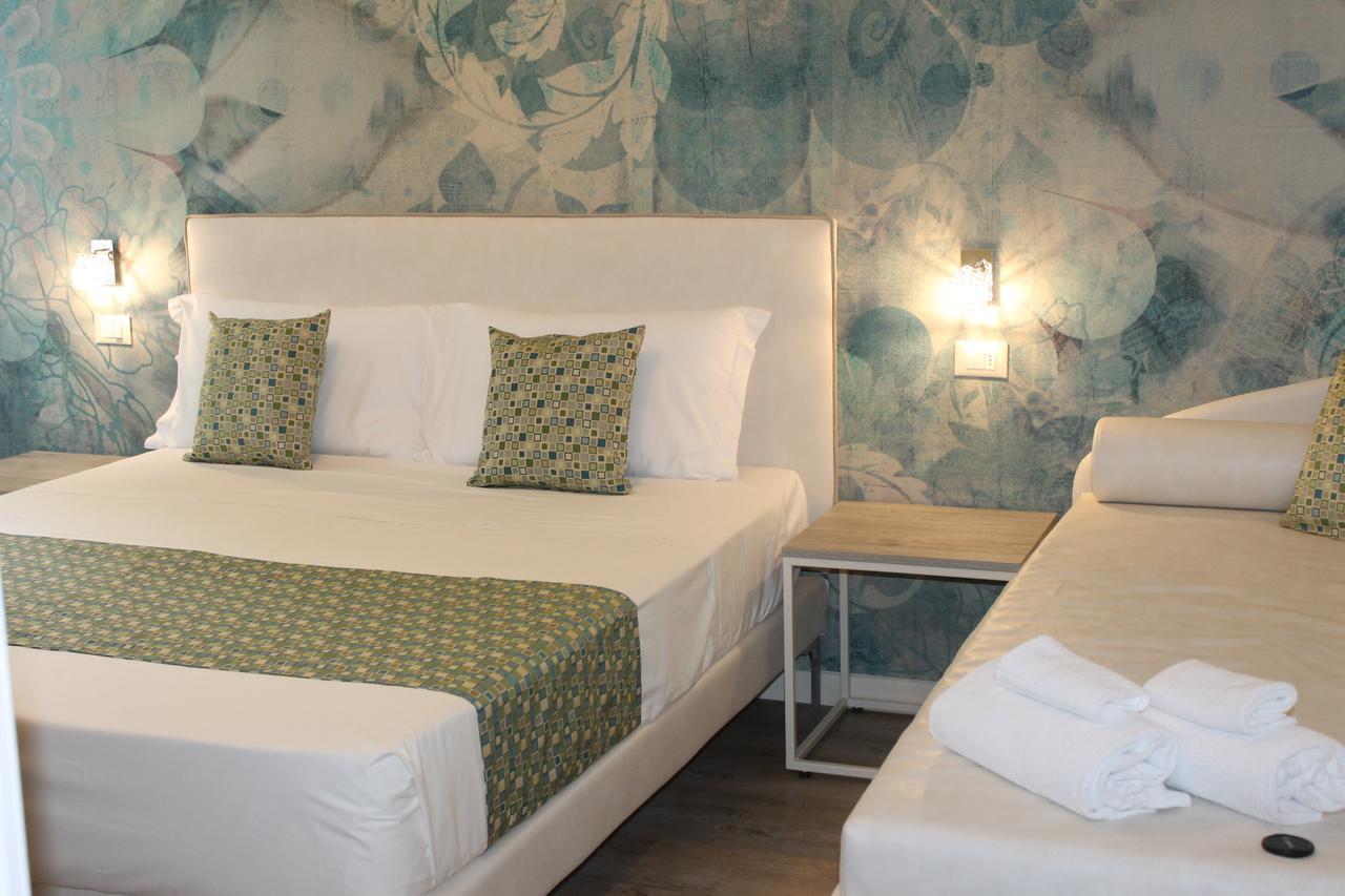 Lake Garda Beach Hostel Паденге-суль-Гарда Экстерьер фото