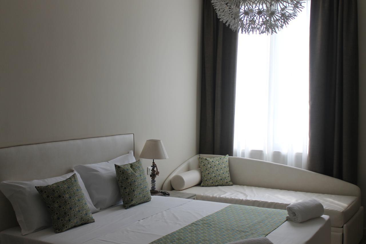 Lake Garda Beach Hostel Паденге-суль-Гарда Экстерьер фото