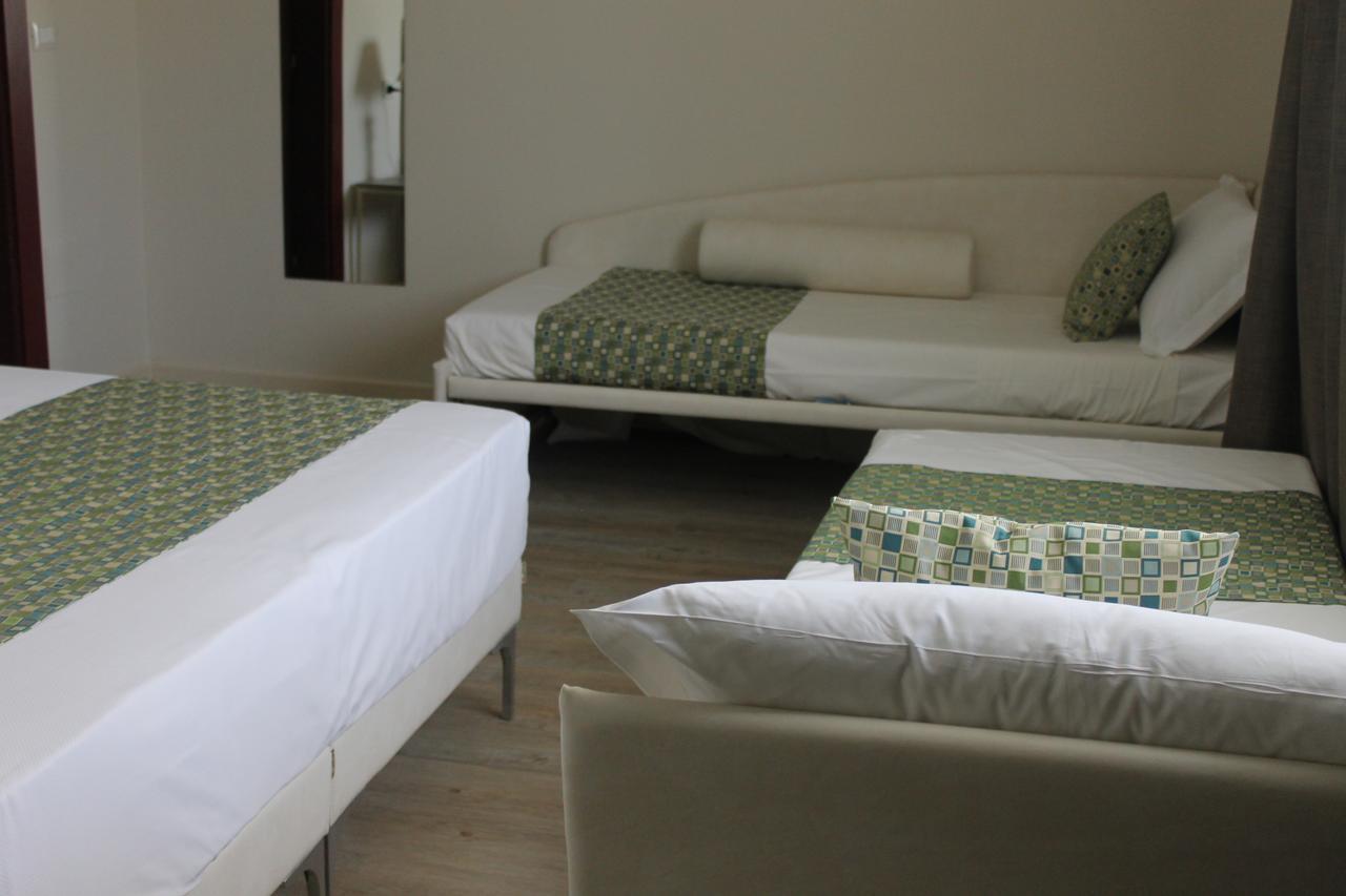 Lake Garda Beach Hostel Паденге-суль-Гарда Экстерьер фото