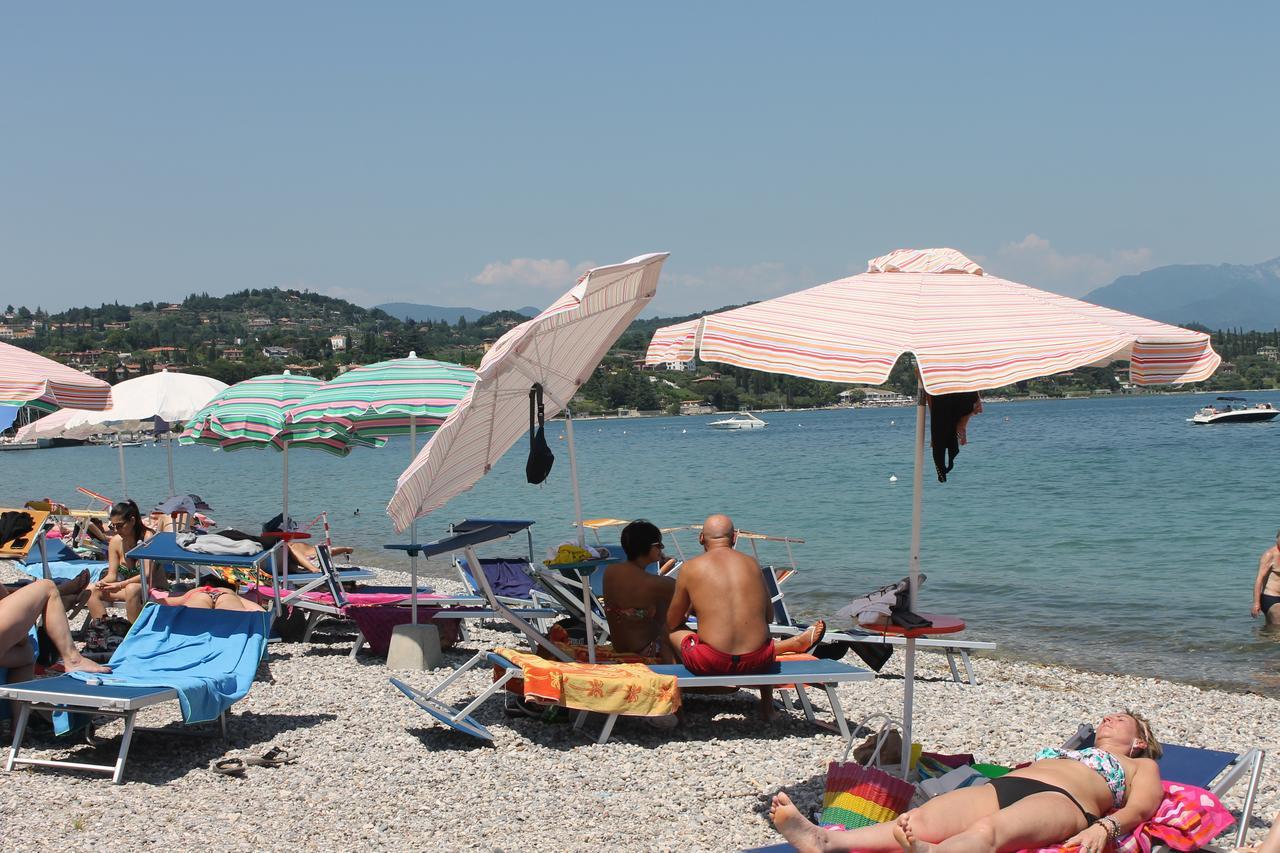 Lake Garda Beach Hostel Паденге-суль-Гарда Экстерьер фото