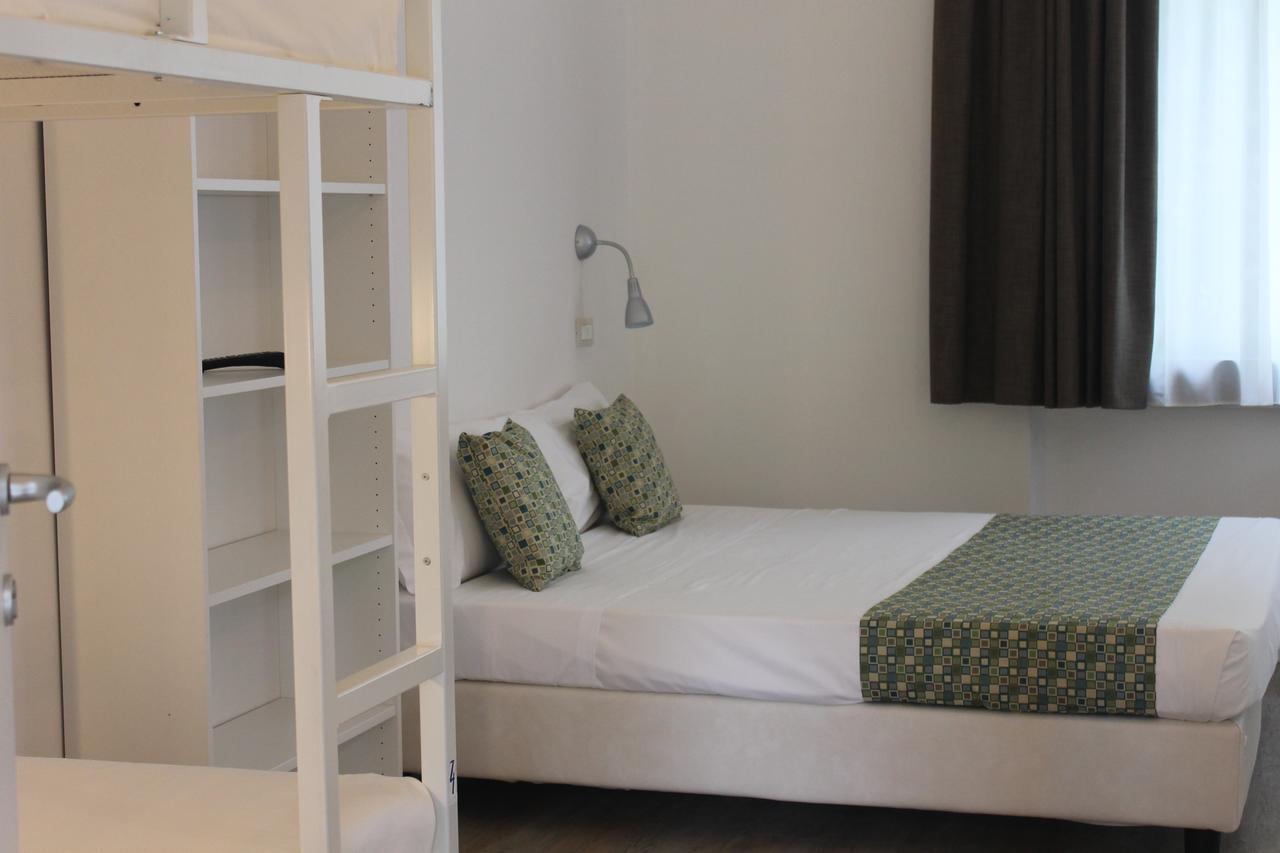 Lake Garda Beach Hostel Паденге-суль-Гарда Экстерьер фото