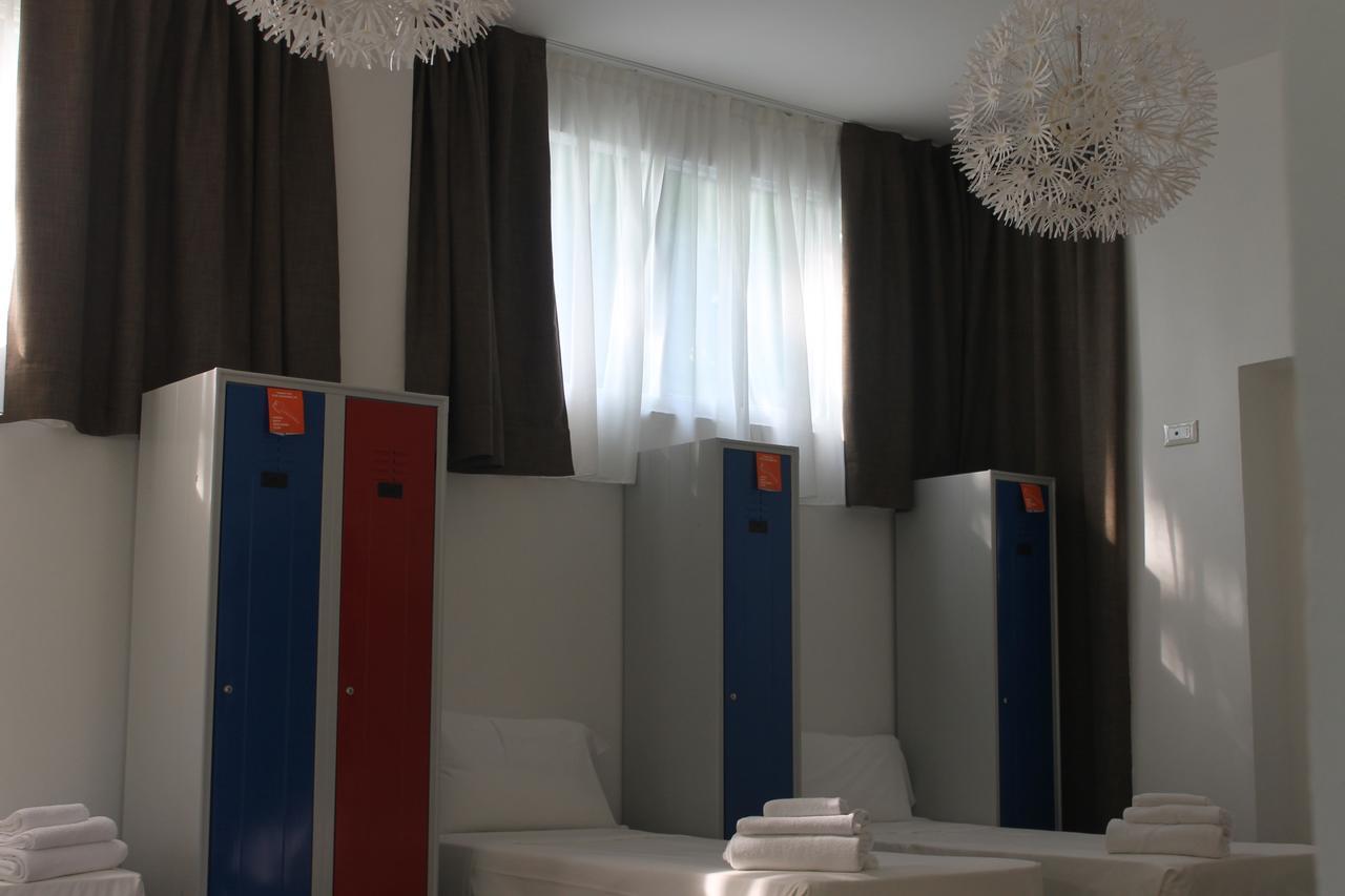 Lake Garda Beach Hostel Паденге-суль-Гарда Экстерьер фото
