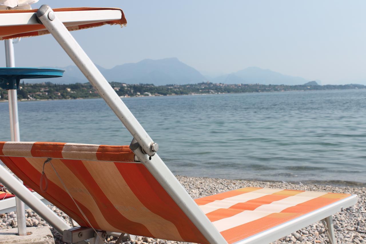 Lake Garda Beach Hostel Паденге-суль-Гарда Экстерьер фото
