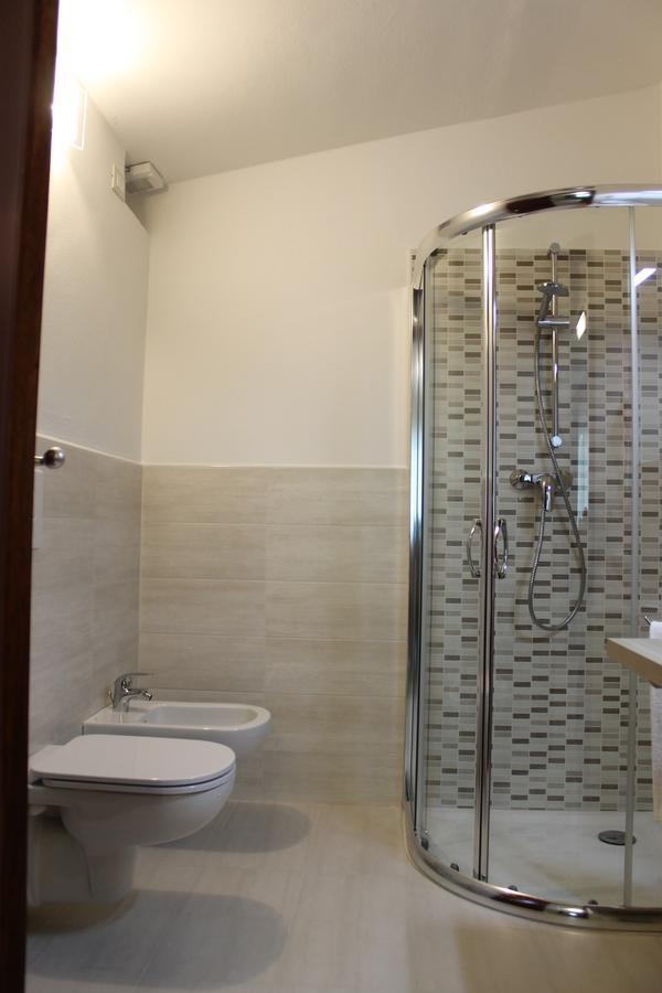 Lake Garda Beach Hostel Паденге-суль-Гарда Экстерьер фото