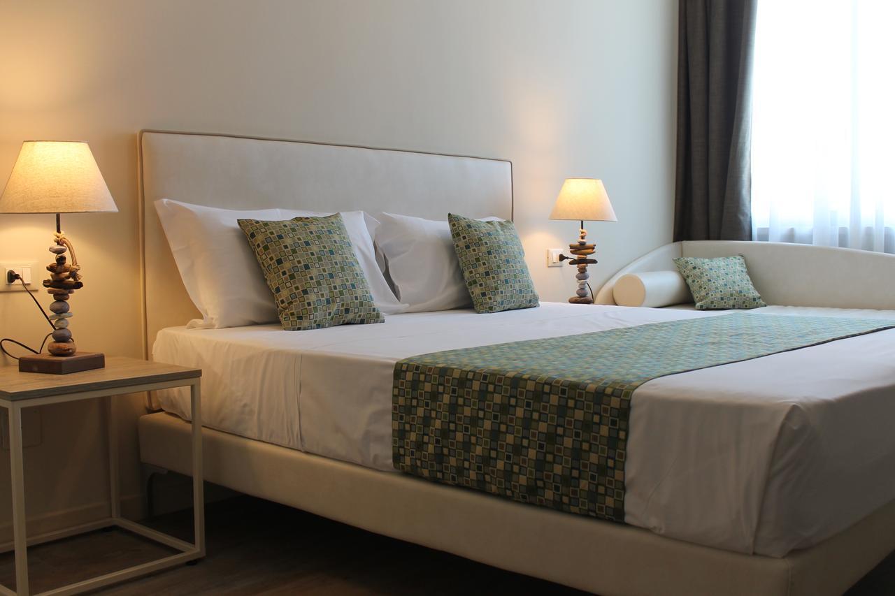 Lake Garda Beach Hostel Паденге-суль-Гарда Экстерьер фото