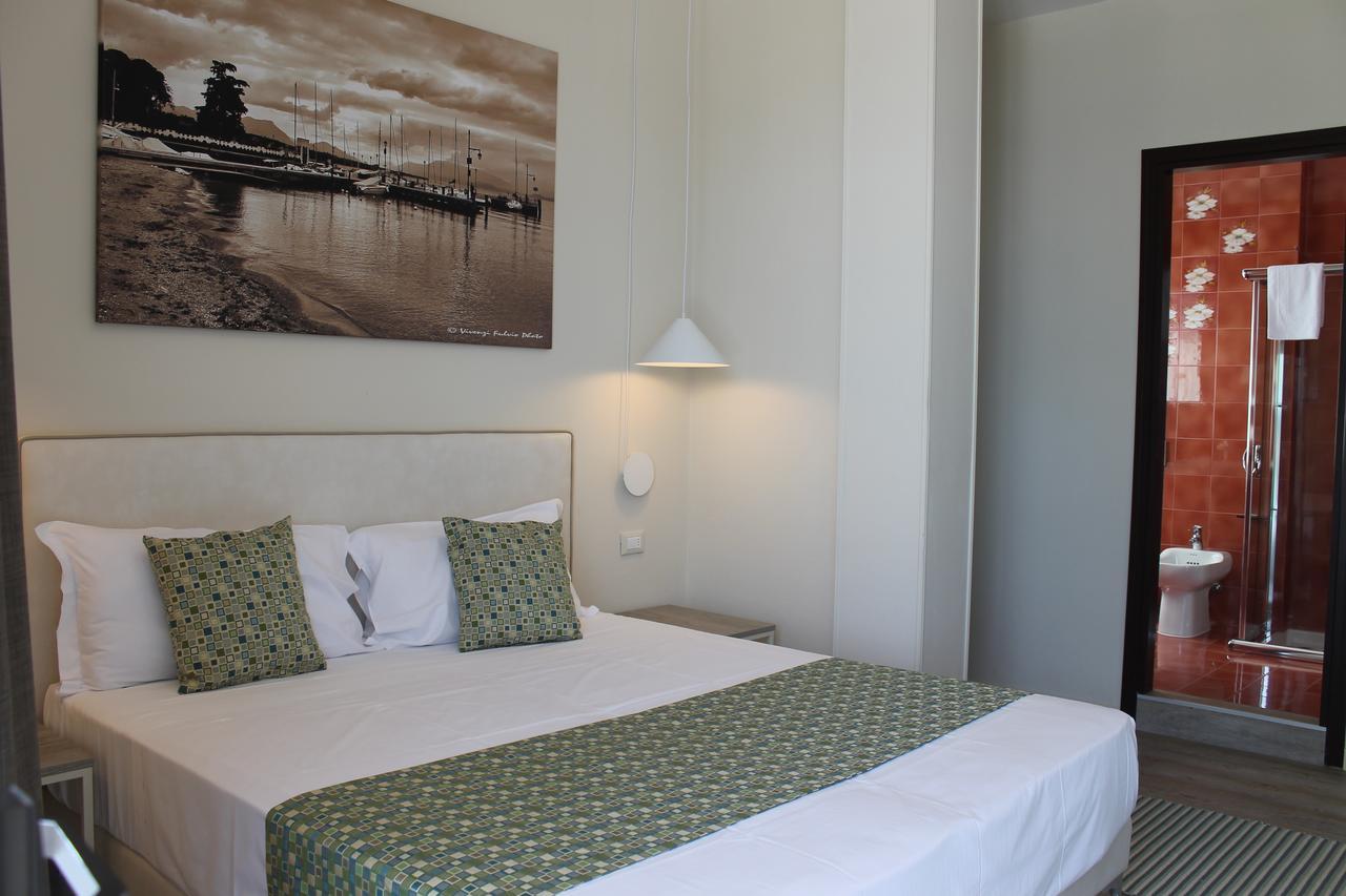 Lake Garda Beach Hostel Паденге-суль-Гарда Экстерьер фото