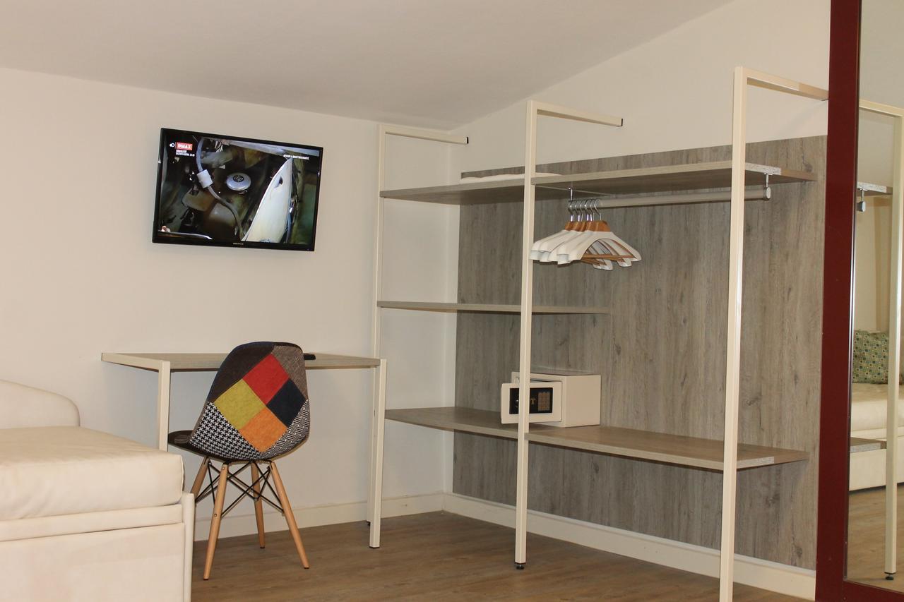 Lake Garda Beach Hostel Паденге-суль-Гарда Экстерьер фото