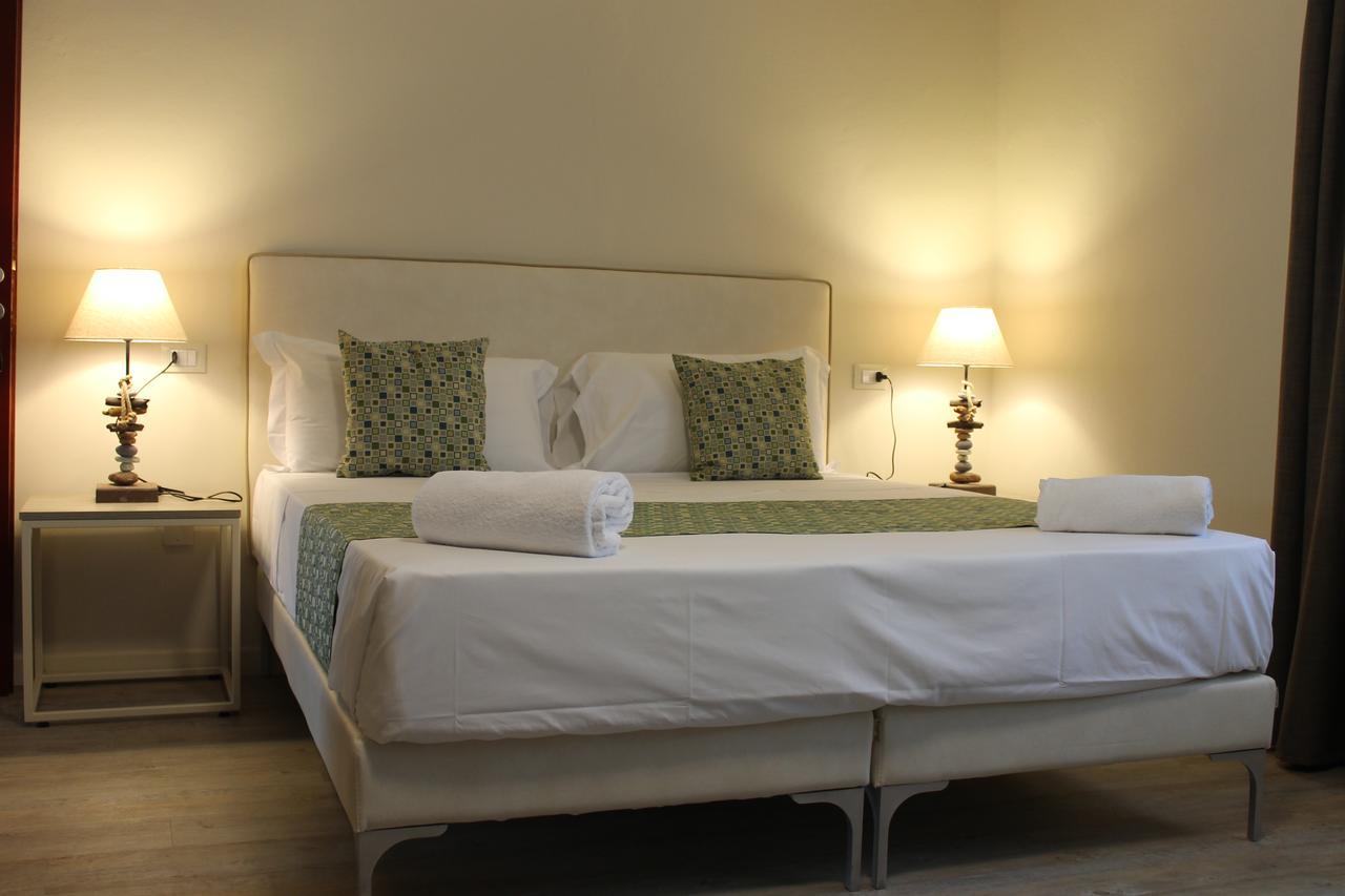 Lake Garda Beach Hostel Паденге-суль-Гарда Экстерьер фото