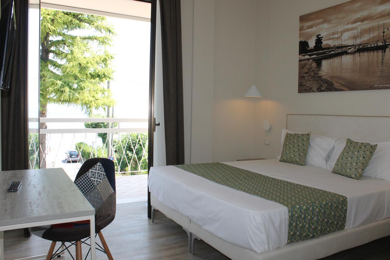 Lake Garda Beach Hostel Паденге-суль-Гарда Экстерьер фото