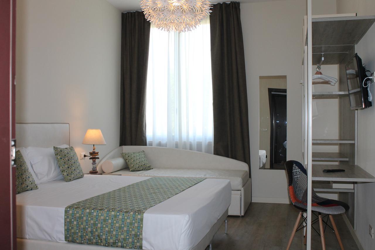 Lake Garda Beach Hostel Паденге-суль-Гарда Экстерьер фото