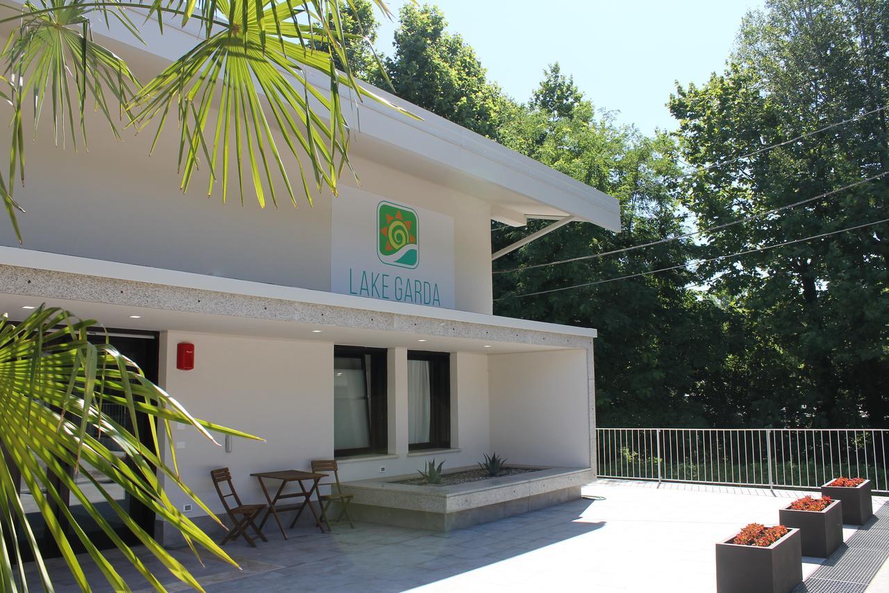 Lake Garda Beach Hostel Паденге-суль-Гарда Экстерьер фото