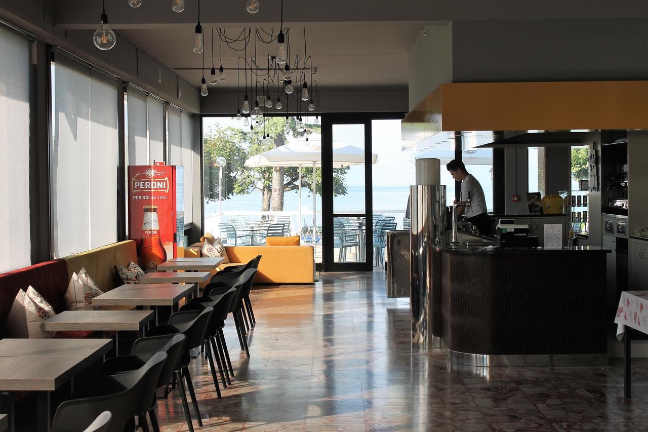 Lake Garda Beach Hostel Паденге-суль-Гарда Экстерьер фото