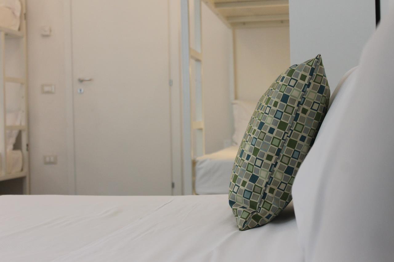 Lake Garda Beach Hostel Паденге-суль-Гарда Экстерьер фото
