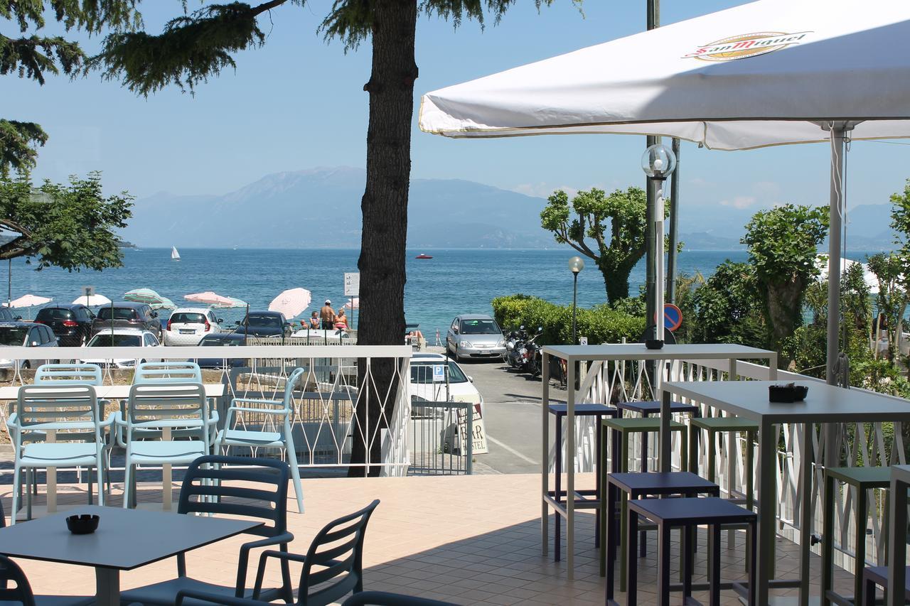 Lake Garda Beach Hostel Паденге-суль-Гарда Экстерьер фото