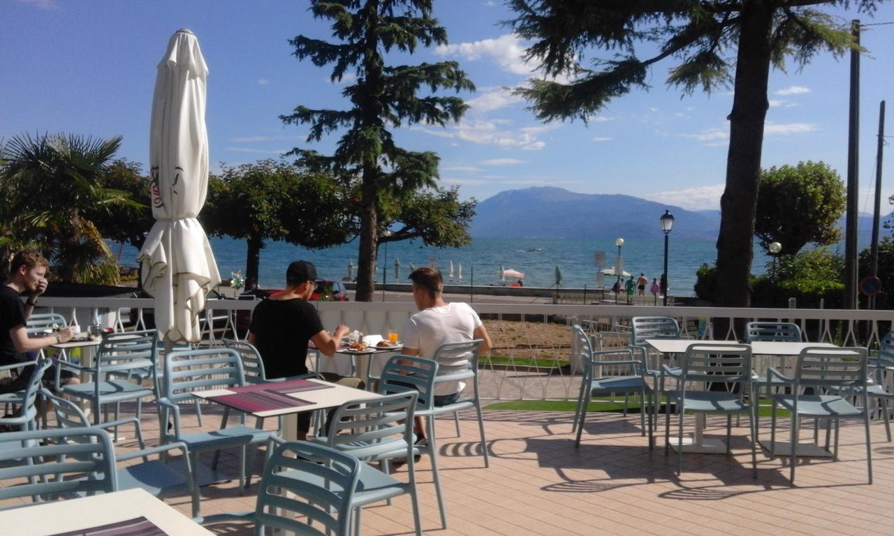 Lake Garda Beach Hostel Паденге-суль-Гарда Экстерьер фото