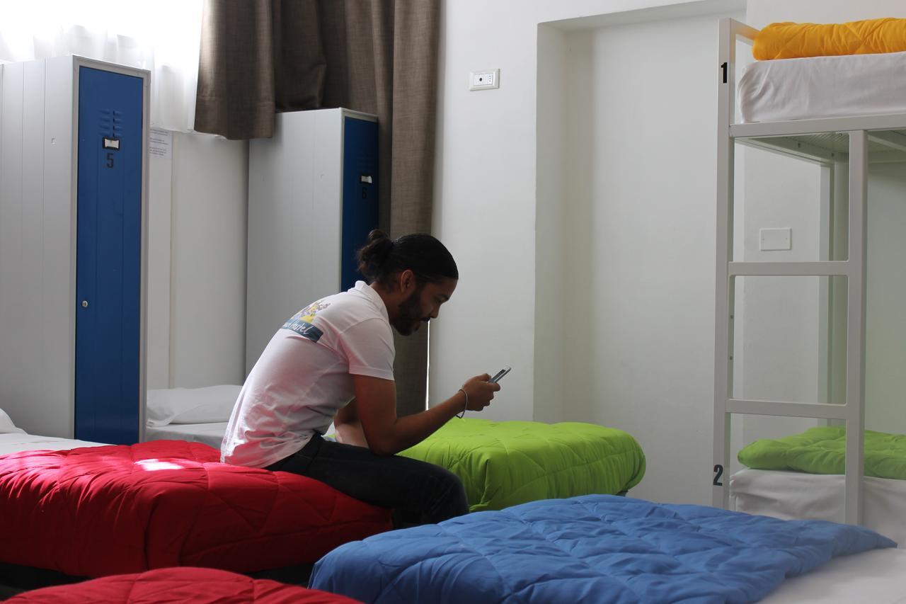Lake Garda Beach Hostel Паденге-суль-Гарда Экстерьер фото