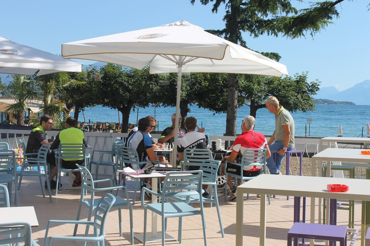 Lake Garda Beach Hostel Паденге-суль-Гарда Экстерьер фото