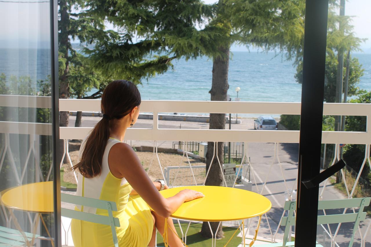 Lake Garda Beach Hostel Паденге-суль-Гарда Экстерьер фото