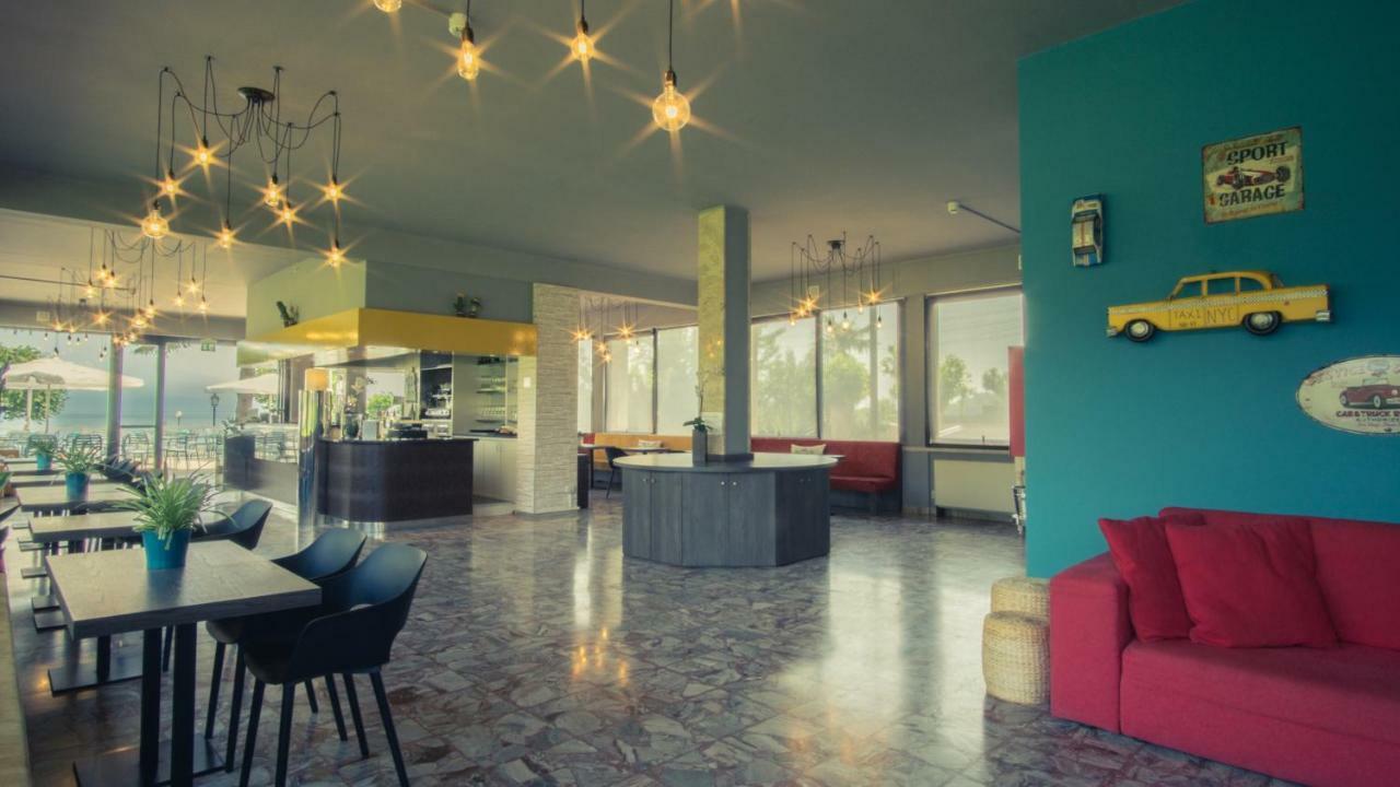 Lake Garda Beach Hostel Паденге-суль-Гарда Экстерьер фото