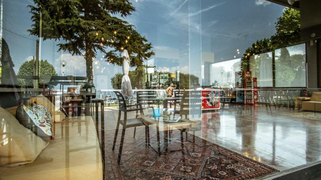 Lake Garda Beach Hostel Паденге-суль-Гарда Экстерьер фото