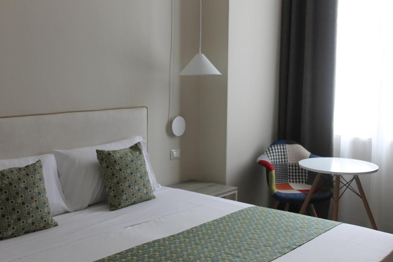 Lake Garda Beach Hostel Паденге-суль-Гарда Экстерьер фото